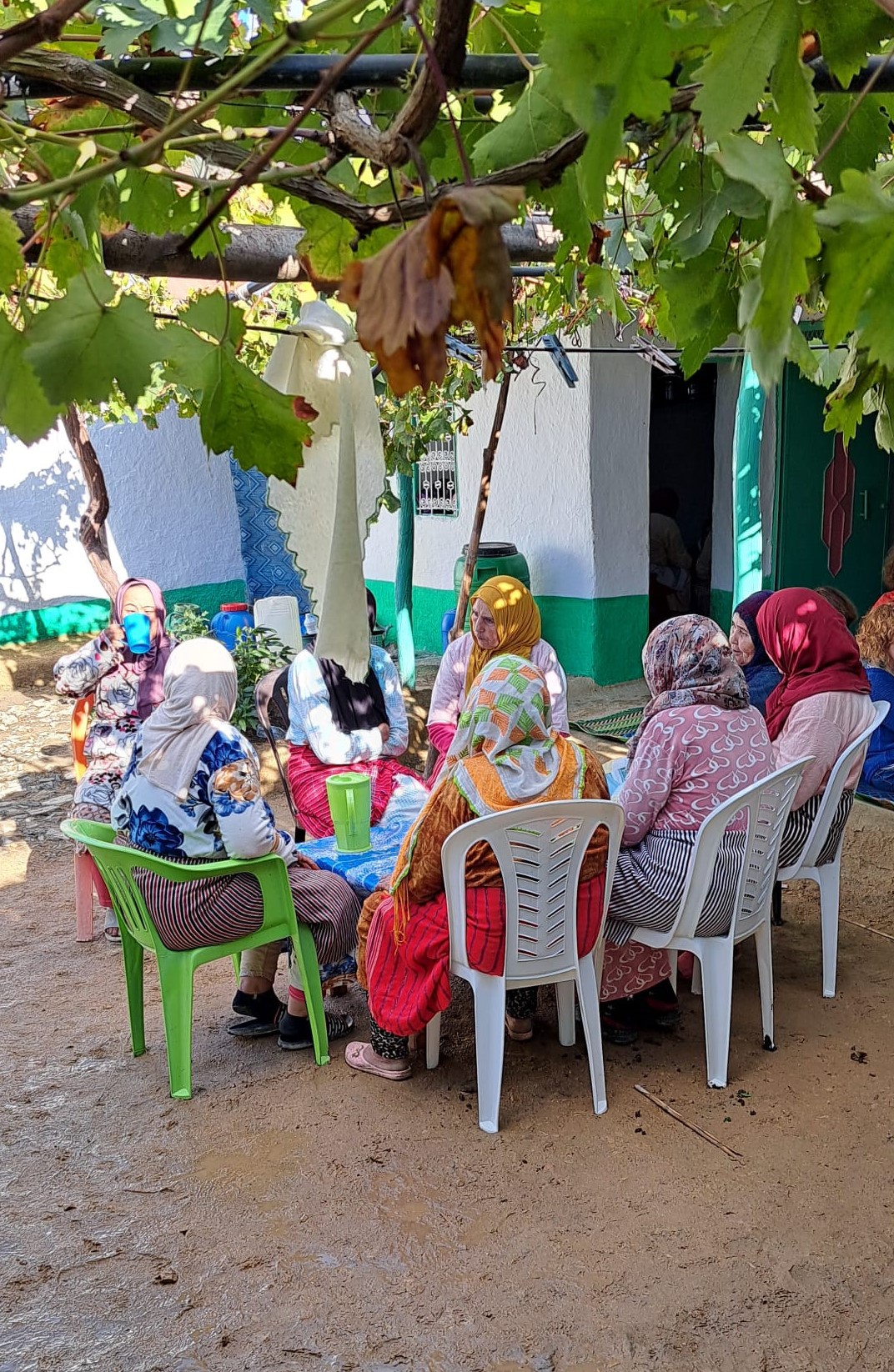 Donne del Villaggio di Zrizra mangiano insieme_Foto Ilaria