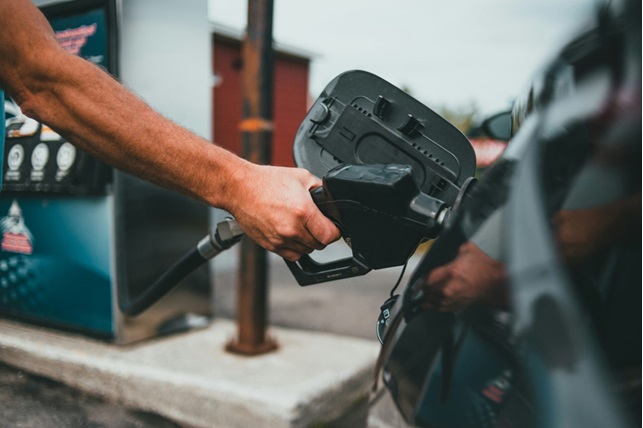 Foto di Erik Mclean su Unsplash. benzina